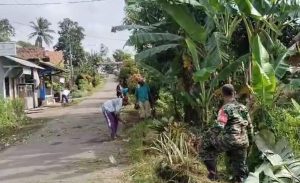 Babinsa Taktakan Bersama Warga Gelar Karya Bakti Pembersihan Jalan