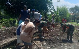 Persiapan BSMSS, Koramil 0602-04/Taktakan Bersama Warga Gelar Karya Bakti 