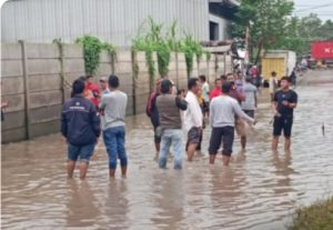 Merasa Kecewa, Warga Desa Koper Songgom dan Parigi Aksi Tabur Lele di Jalan