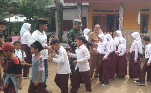 Babinsa Koramil 0602-18/Kragilan Tanamkan Semangat Nasionalisme Kepada Pelajar