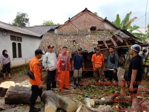 Cuaca Ekstrim, Kecamatan Cinangka Dilanda Hujan Lebat dan Angin Kencang