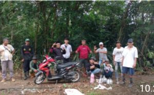 Jelang Ramadhan, Warga Desa Pudar Gotong Royong Bersihkan Makam Kramat