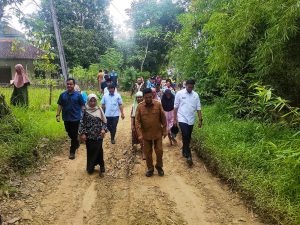 Terima Laporan Masyarakat Jalan Rusak, Gubernur Banten Andra Soni Tinjau Lokasi