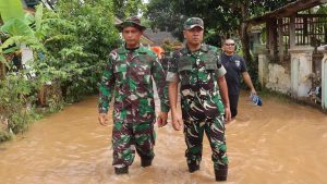 Dandim 0602/Serang Bantu Warga Terdampak Banjir dan Longsor di Padarincang