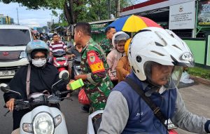 Peduli Sesama, Koramil 0602-16/Ciruas Bagikan Takjil Berbuka Puasa Ramadhan