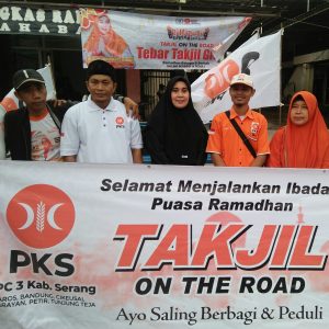 Hj. Euis Herawati dan Kader PKS Gelar On The Road Bagikan Takjil Ramadhan