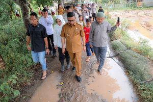 Tinjau Jalan Rusak di Pontang, Gubernur Banten Ajak Pemkab Serang Bersinergi Selesaikan Masalah