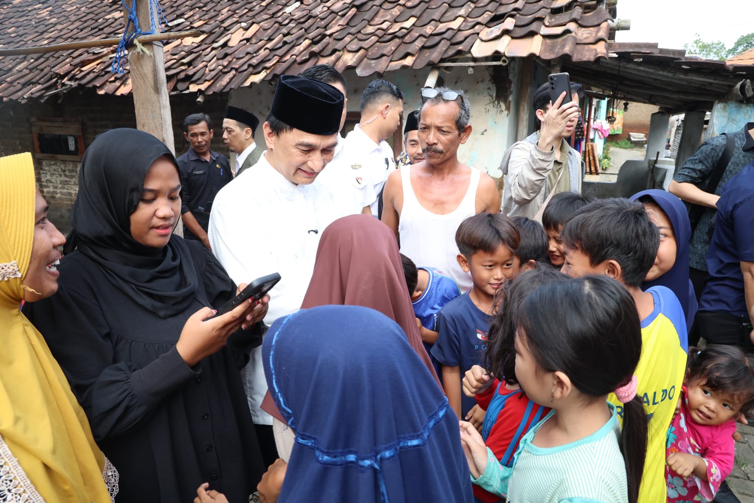 Serahkan Bantuan, Wagub Banten, A. Dimyati Natakusumah Teteskan Air Mata Lihat Kondisi RTLH