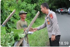 Jelang Berbuka Puasa, Kapolres Lebak Bagikan Takjil kepada Warga