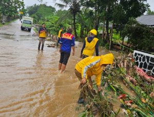 Bencana Banjir dan Longsor, Pemprov Banten Kerahkan Petugas dan Salurkan Bantuan