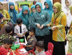 Kunjungi PAUD Al Bantani, Bunda PAUD Tinawati Andra Soni Ajak Anak Bermain dan Berdialog Interaktif