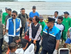 Gubernur Banten Bersama Masyarakat Bersihkan Tumpukan Sampah Pantai Teluk Labuan