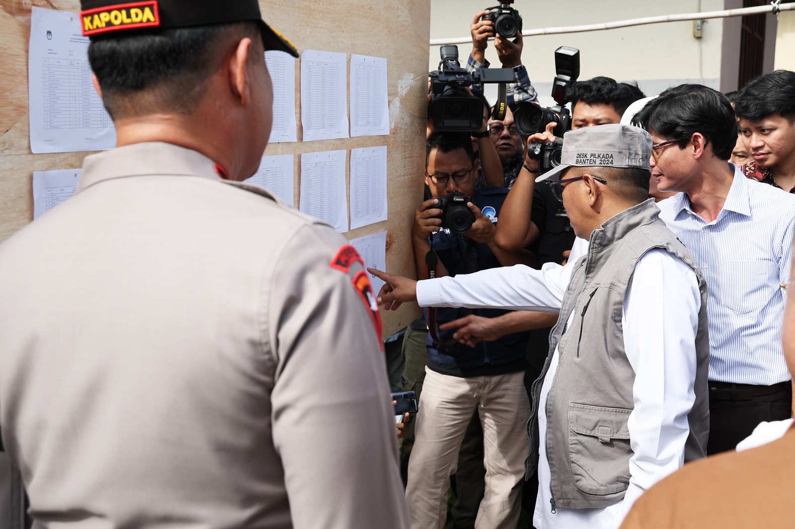 Pantau PSU Pilkada Kabupaten Serang, Gubernur Banten Andra Soni : “Partisipasi Masyarakat Positif”