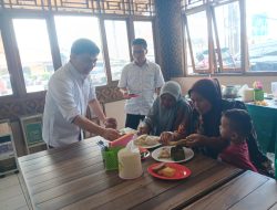 Usai Monitoring PSU Pilkada Kabupaten Serang, Wagub Banten Traktir Makan Buruh Cuci Pakaian