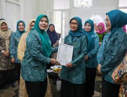 Peringati Hari Kartini ke-146, TP PKK Banten Serahkan Penghargaan Perempuan Inspiratif 2025