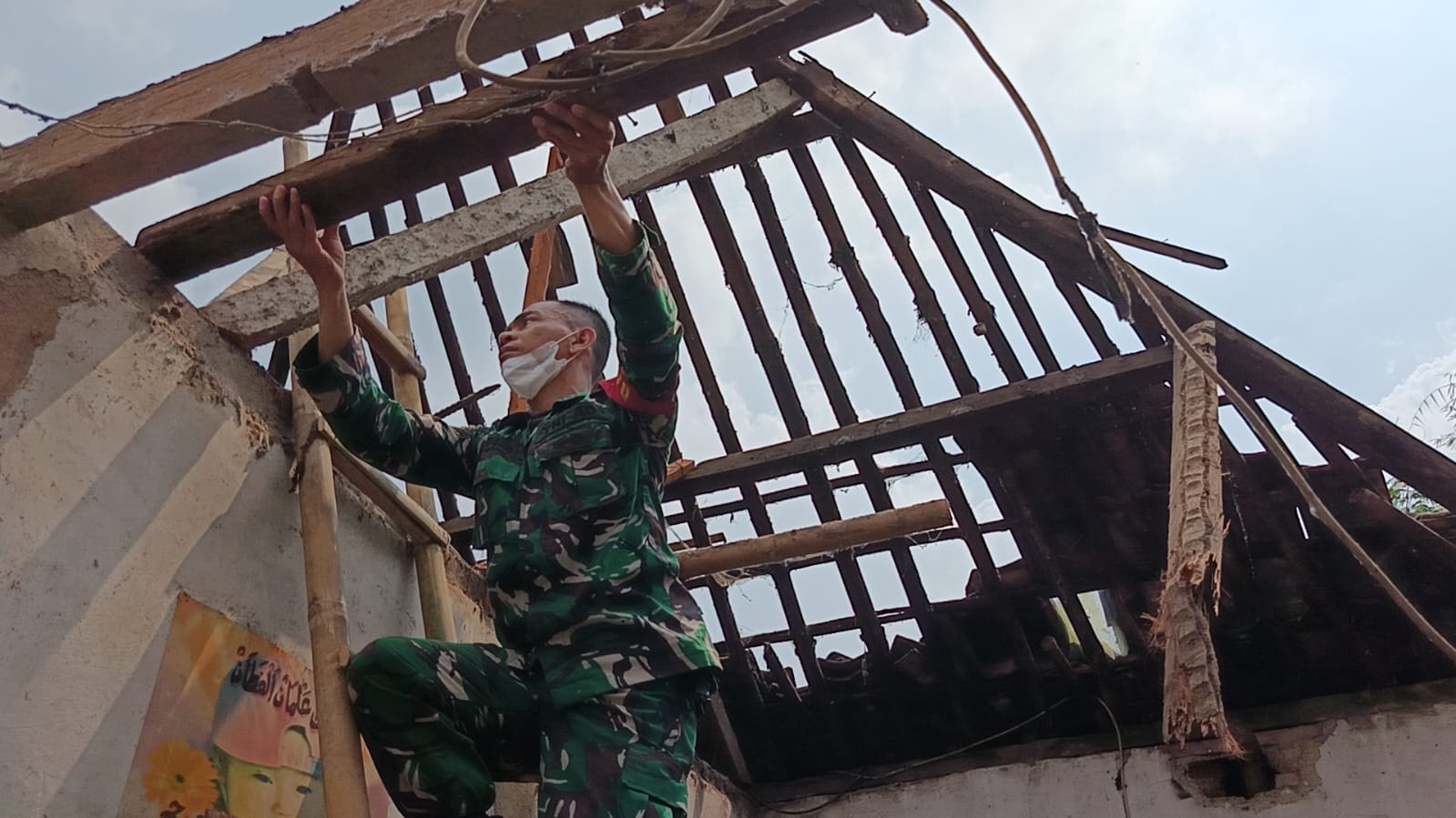 Kodim 0602/Serang Percepat Renovasi Rutilahu Dalam TMMD ke-124 di Desa Silebu