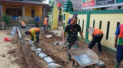 Di Kampung Pasuluhan Pekerjaan Jalan Paving Block Dikebut