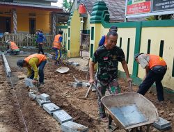 Di Kampung Pasuluhan Pekerjaan Jalan Paving Block Dikebut