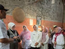 Ketua TP Posyandu Banten Tinawati Andra Soni Tinjau Rumah Roboh di Kasemen