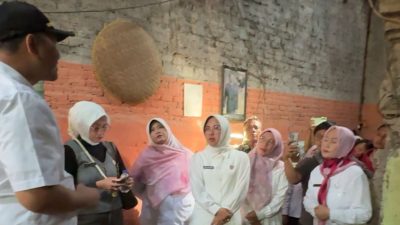 Ketua TP Posyandu Banten Tinawati Andra Soni Tinjau Rumah Roboh di Kasemen