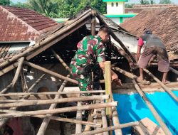 Danramil 0602-21/Kopo Kerahkan Babinsa Perbaiki Rumah Warga yang Rusak