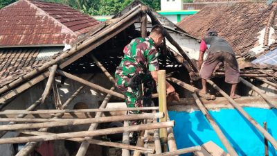 Danramil 0602-21/Kopo Kerahkan Babinsa Perbaiki Rumah Warga yang Rusak