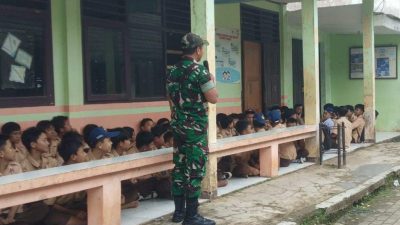 Babinsa Koramil 0602-07/Waringin Kurung Berikan Wasbang Bagi Siswa SMPN 2 