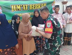 Jum’at Berkah: Sertu Susilo Bagikan Beras untuk Meringankan Beban Warga Kurang Mampu