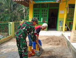 Babinsa Koramil 0602-07/Waringin Kurung dan Warga Gotong Royong Rehab Madrasah Diniyah Mada Rijul’ulum
