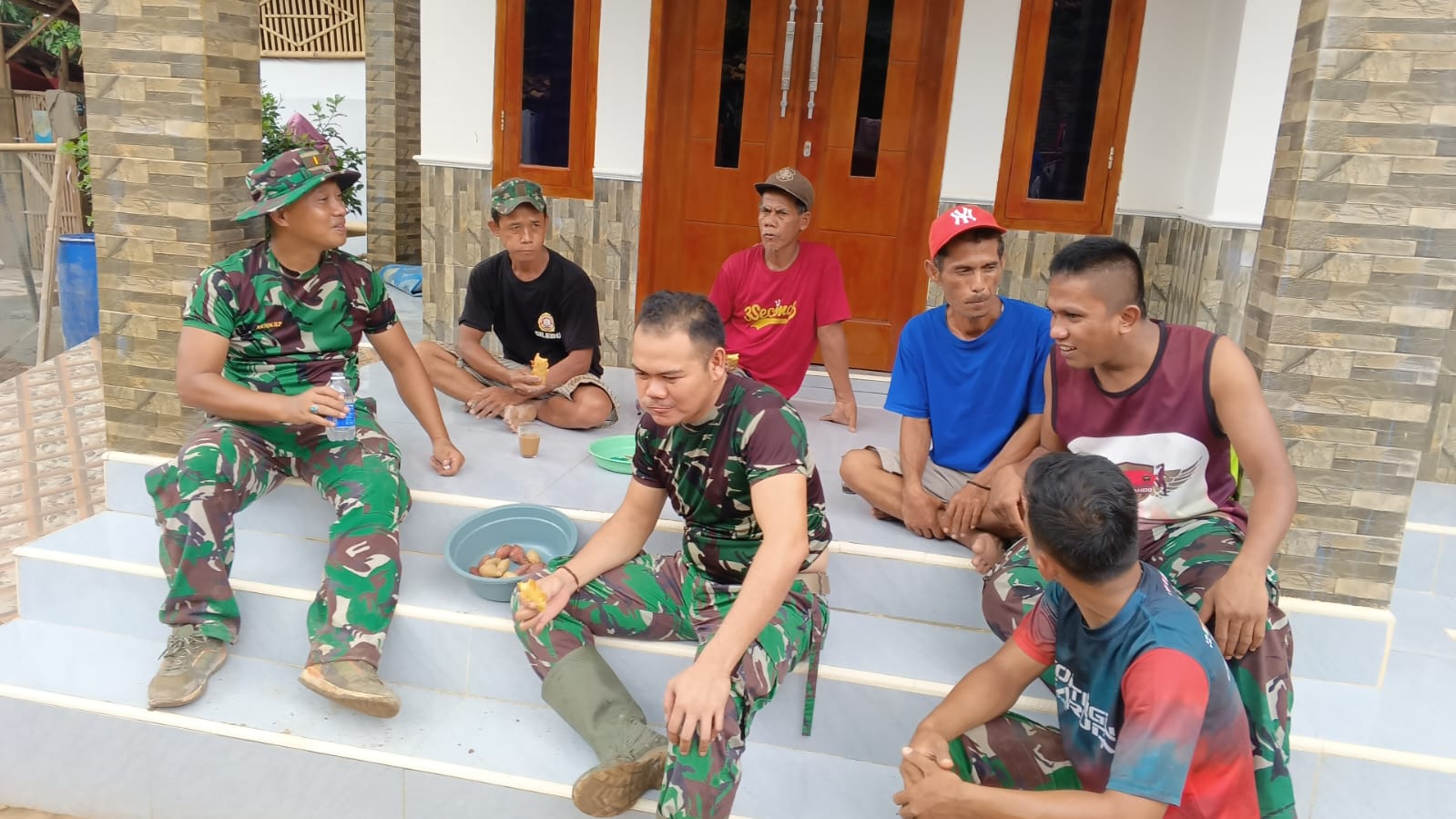 Satgas TMMD Kodim 0602/Serang Yonif 320/Badak Putih/Brigif 14 Divisi 1 Kostrad Jalin Keakraban Dengan Warga