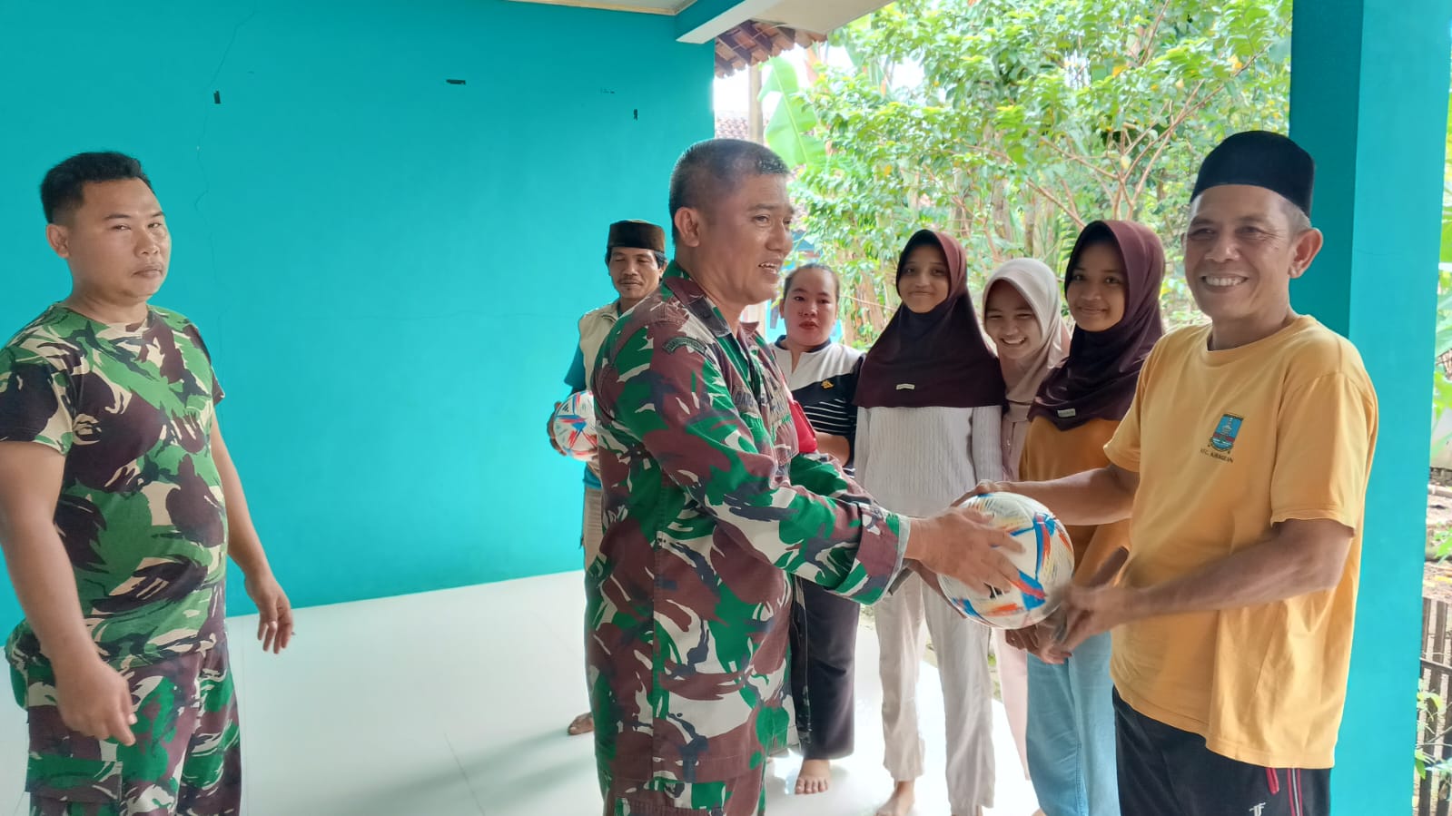 Satgas TMMD Ke-124 Kodim 0602/Serang Berikan Bantuan Perlengkapan Olahraga