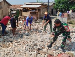Babinsa Koramil 0602-16/Ciruas dan Warga Gotong Royong