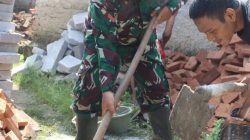 Babinsa Koramil 0602-18/Kragilan Dukung Renovasi Rumah Warga
