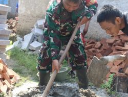 Babinsa Koramil 0602-18/Kragilan Dukung Renovasi Rumah Warga