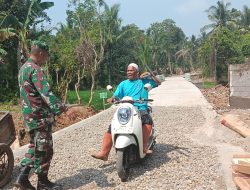 Pengendara Sepeda Motor di Desa Silebu Manfaatkan Akses Jalan Baru