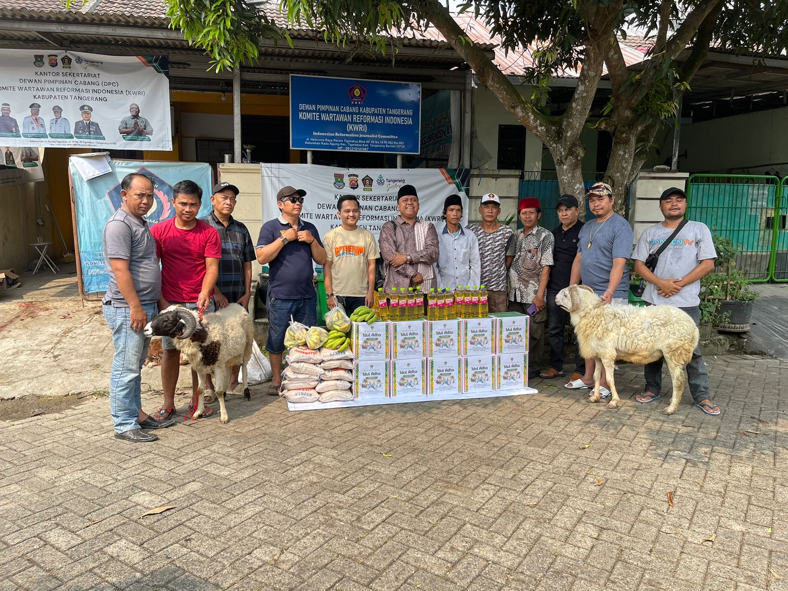 DPC KWRI Kabupaten Tangerang Salurkan Daging Kurban, Sembako dan Santuni Anak Yatim Piatu.