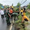 Anggota Koramil 0602-15/Baros Bersihkan Saluran Air yang Tersumbat