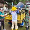 Babinsa Koramil 0602-07/Waringin Kurung Bersama Instansi Terkait Bersihkan Sampah