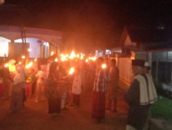 Pawai Obor Meriahkan Tahun Baru Islam di Desa Mekar Jaya