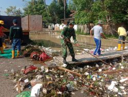 Koramil 0602-11/Tirtayasa dan DLH Kerjasama Bersihkan Saluran Irigasi