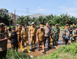 Tinjau Banjir Tangerang, Gubernur Banten Andra Soni : “Perlu Solusi Teknis dan Kebijakan Secara Terpadu”