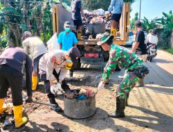 Kerja Bakti Bersama: TNI, Polri, dan Masyarakat Jaga Kebersihan Lingkungan di Kampung Damping