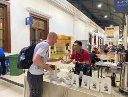 KAI Daop 6 Bagi-bagi 750 Cup Kopi Gratis di Stasiun Yogyakarta