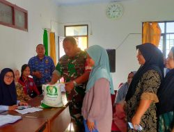 Pelda Budi Trisantosa Babinsa Koramil 0602-09/Cikeusal Pantau Langsung Penyaluran Bansos Beras