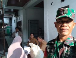 Babinsa Koramil 0602-06/Kramatwatu Bantu Penyaluran Bansos Pangan di Desa Margasana