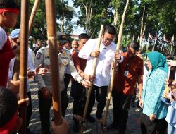 Gubernur Banten Andra Soni Bermain Enggrang Hulahop dan Lompat Tali