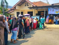 Operasi Pasar Minyak Murah di Kibin Diserbu Warga