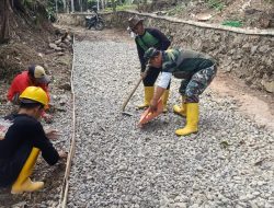 Babinsa Koramil 0602-09/Cikeusal Bersama Masyarakat Adakan Gotong Royong Pengecoran Jalan