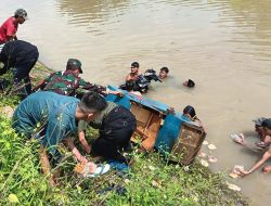 Pedagang Roti Terjun ke Sungai, Babinsa Koramil 0602-20/Pamarayan Evakuasi Korban