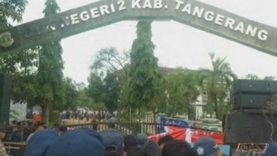 Puluhan Warga Kecamatan Sepatan Gelar Aksi Unjuk Rasa di SMKN 2 Kabupaten Tangerang